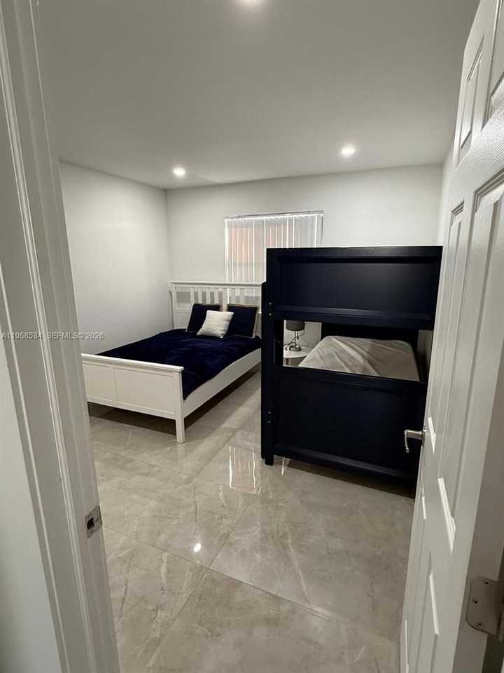 208 Nw 7th St #1-2 - Photo 7 of 14