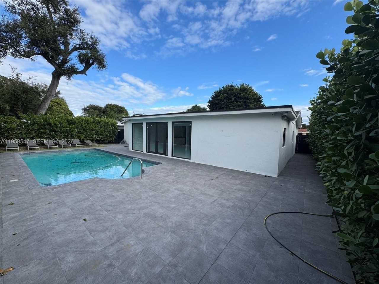 575 Ne 179th Dr - Photo 2 of 21