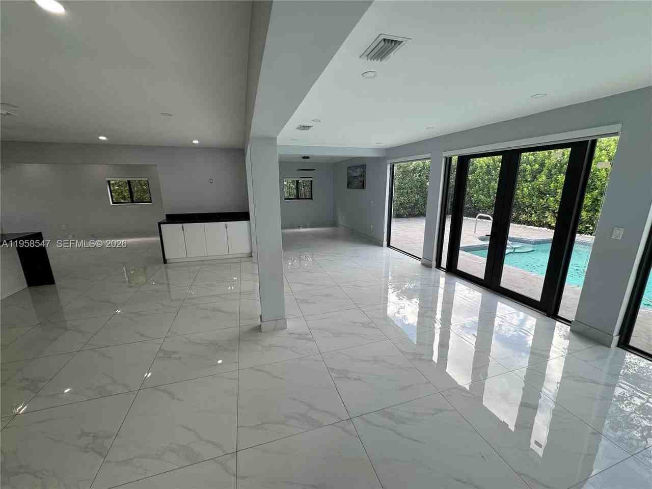 575 Ne 179th Dr - Photo 3 of 21