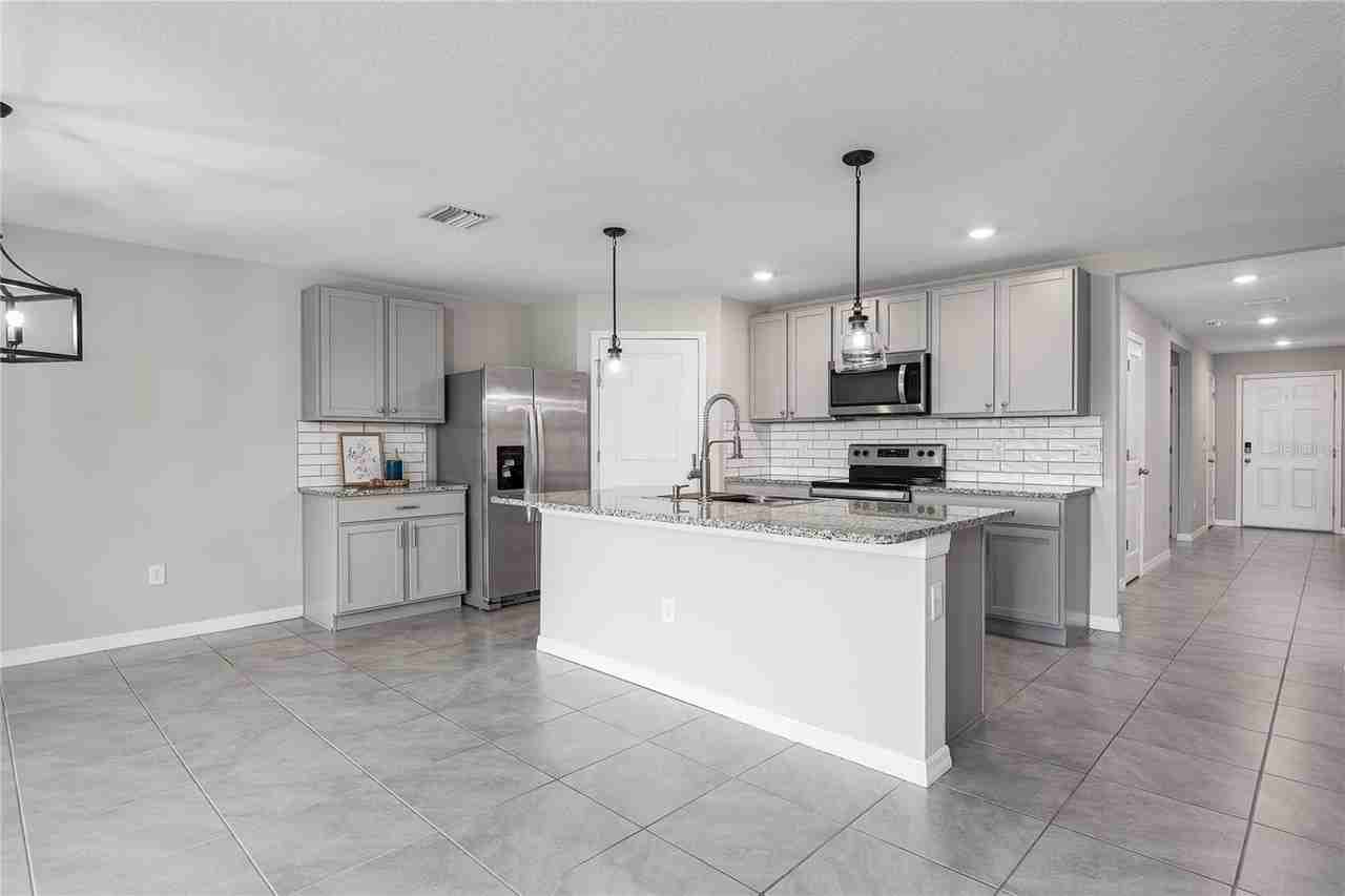 12143 Kingsley Trl - Photo 3 of 37