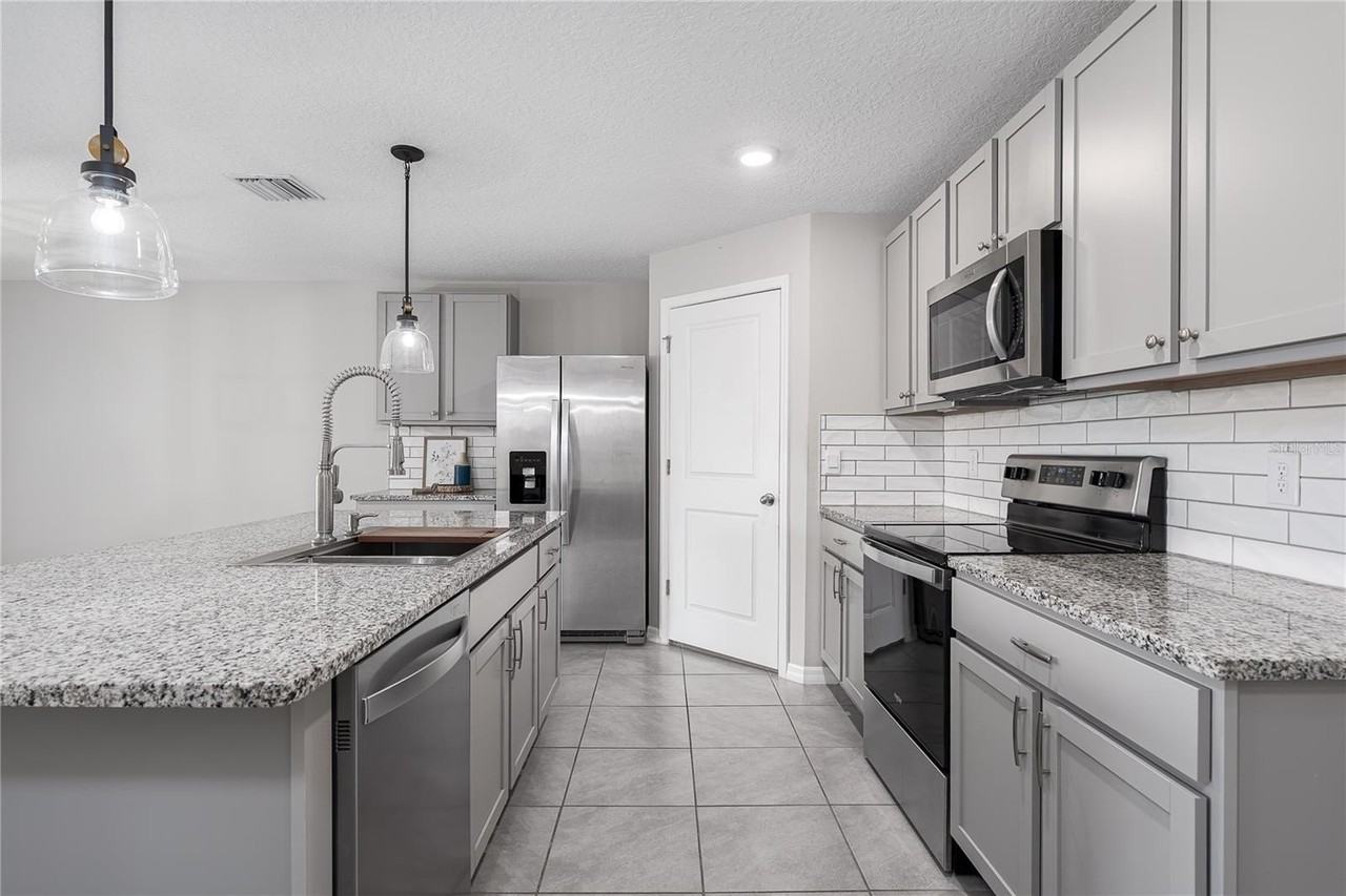 12143 Kingsley Trl - Photo 4 of 37