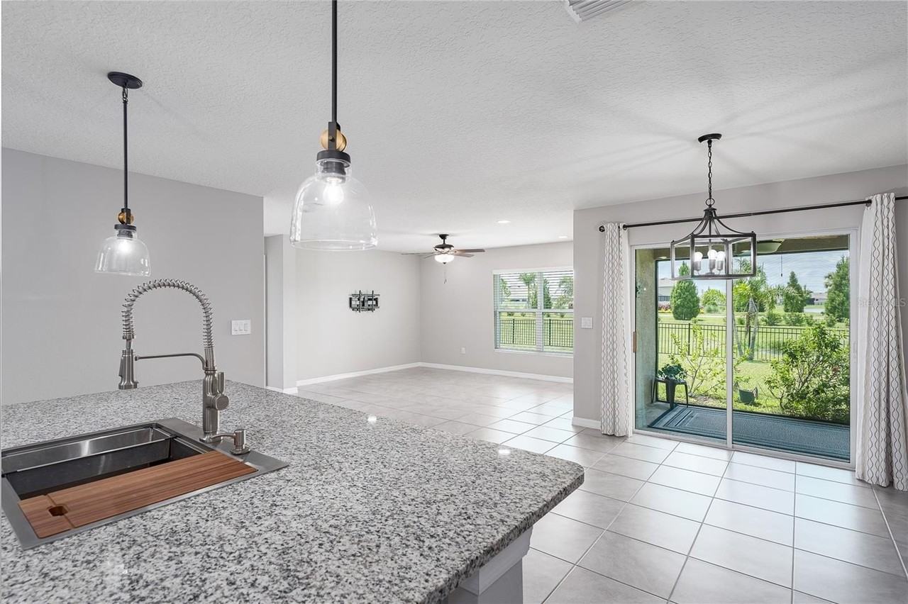 12143 Kingsley Trl - Photo 6 of 37