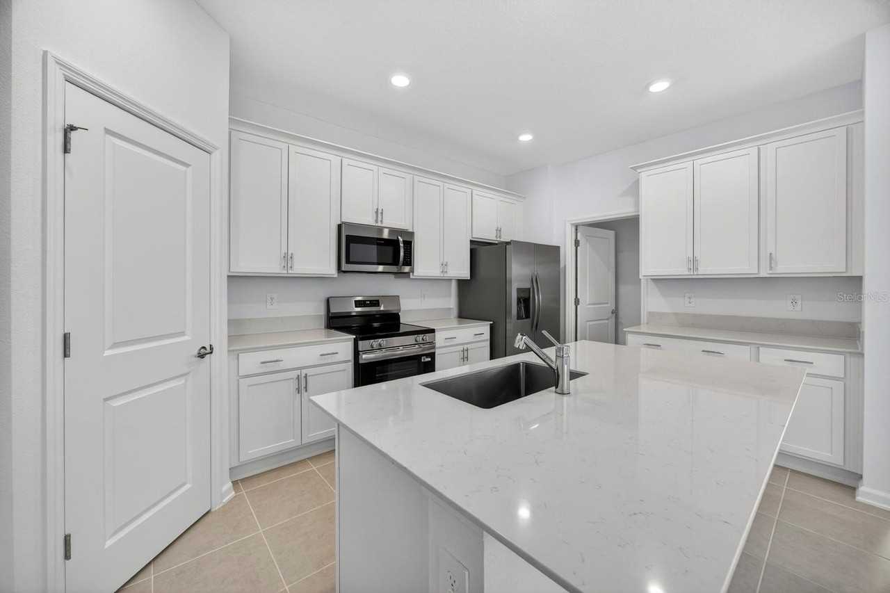 3078 Armstrong Ave - Photo 4 of 46