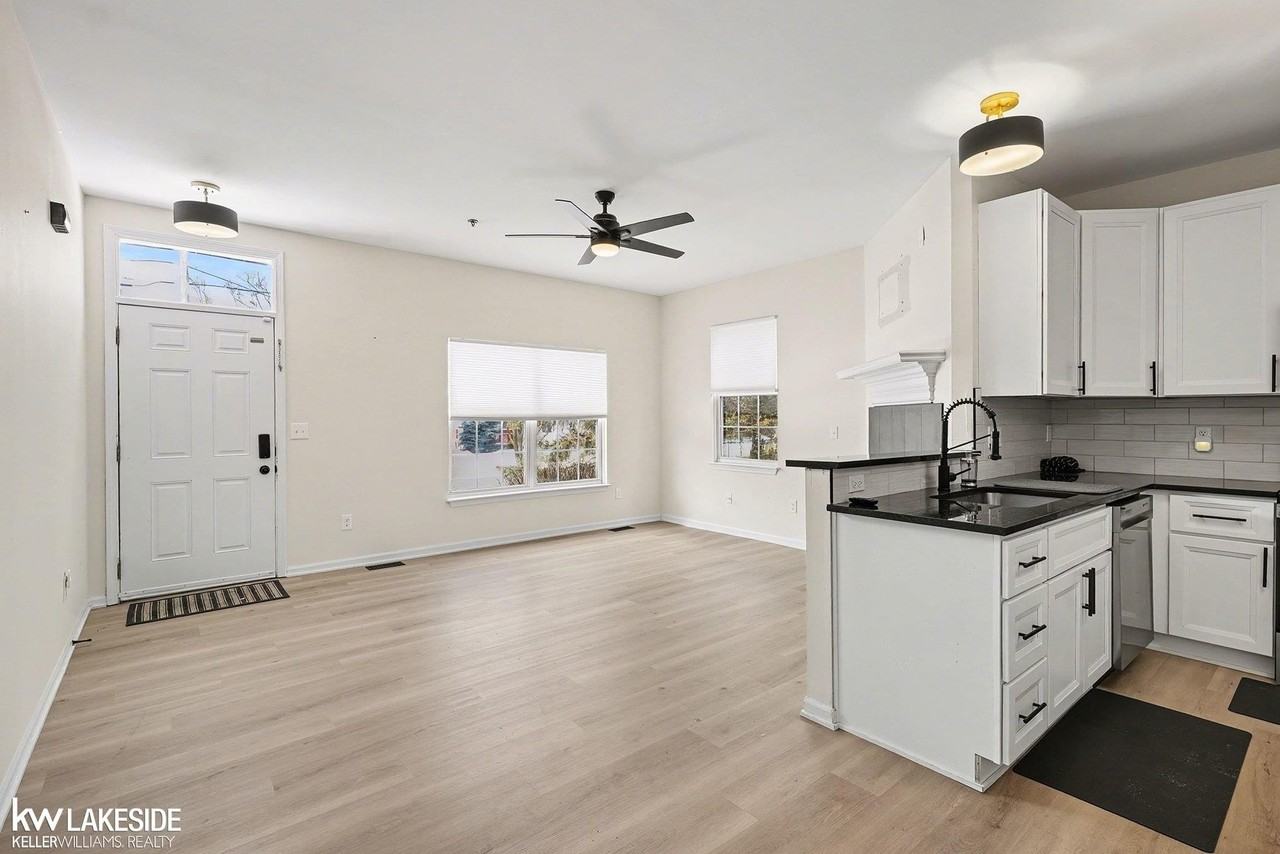 43163 Strand Dr - Photo 3 of 15