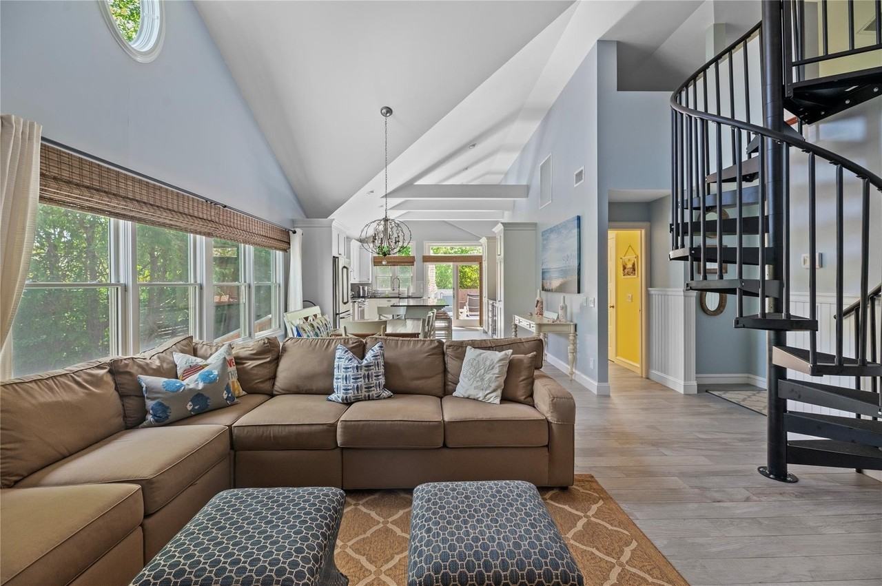 112 Ocean Rd - Photo 6 of 19