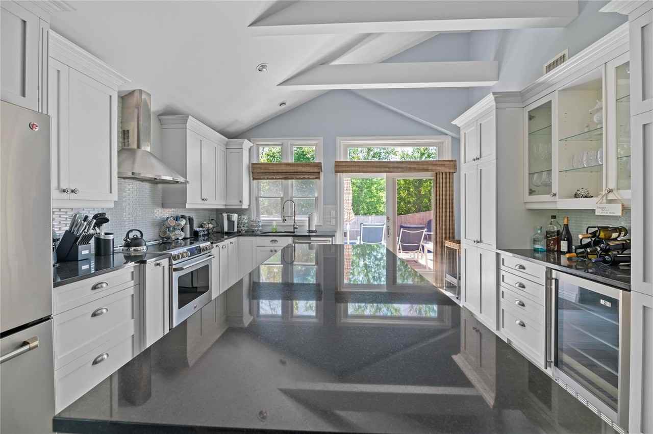 112 Ocean Rd - Photo 7 of 19