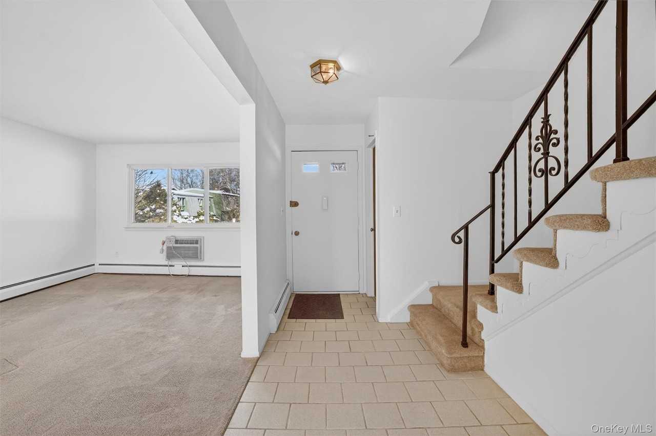 126 Coachlight Sq - Photo 3 of 32