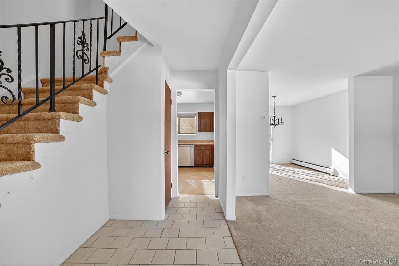 126 Coachlight Sq - Photo 4 of 32