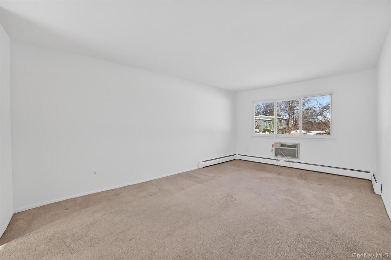 126 Coachlight Sq - Photo 5 of 32