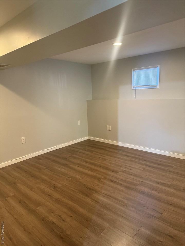 1029 Commack Rd - Photo 2 of 11