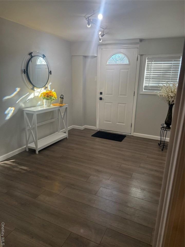 1029 Commack Rd - Photo 3 of 11