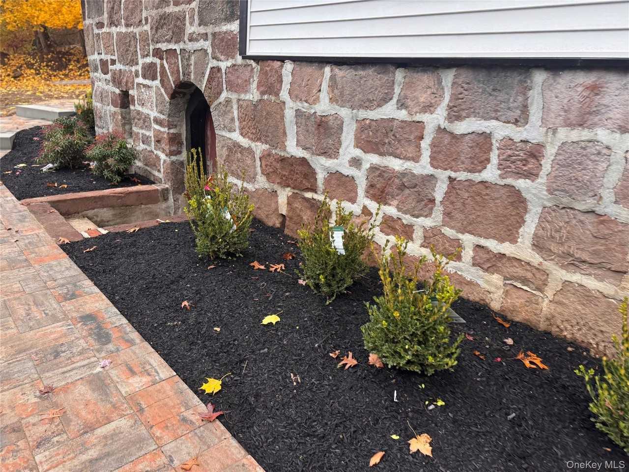 263 S Mountain Rd - Photo 3 of 33