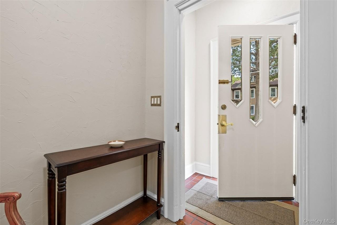 78 Violet Ave 1st Fl - Photo 2 of 22