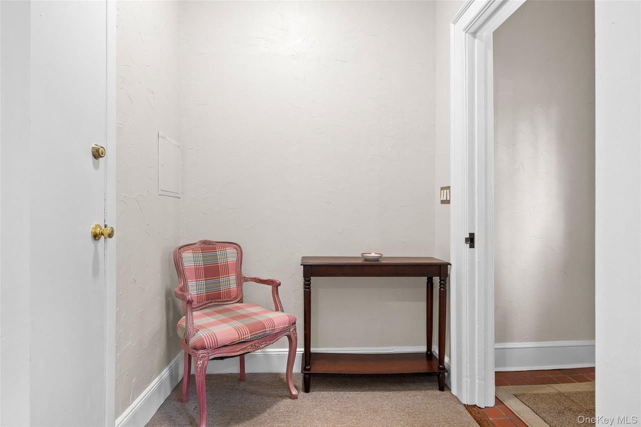 78 Violet Ave 1st Fl - Photo 3 of 22