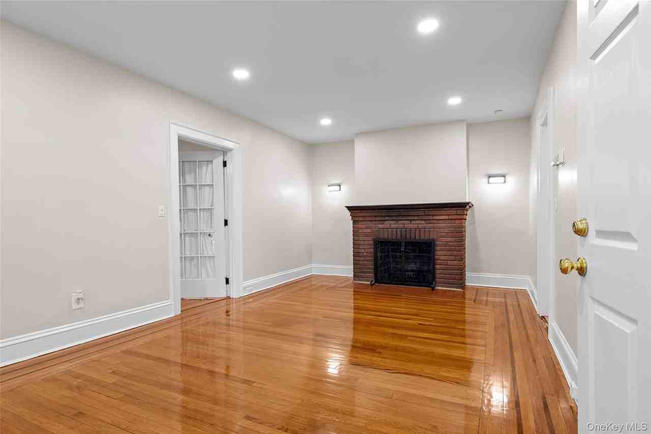 78 Violet Ave 1st Fl - Photo 5 of 22