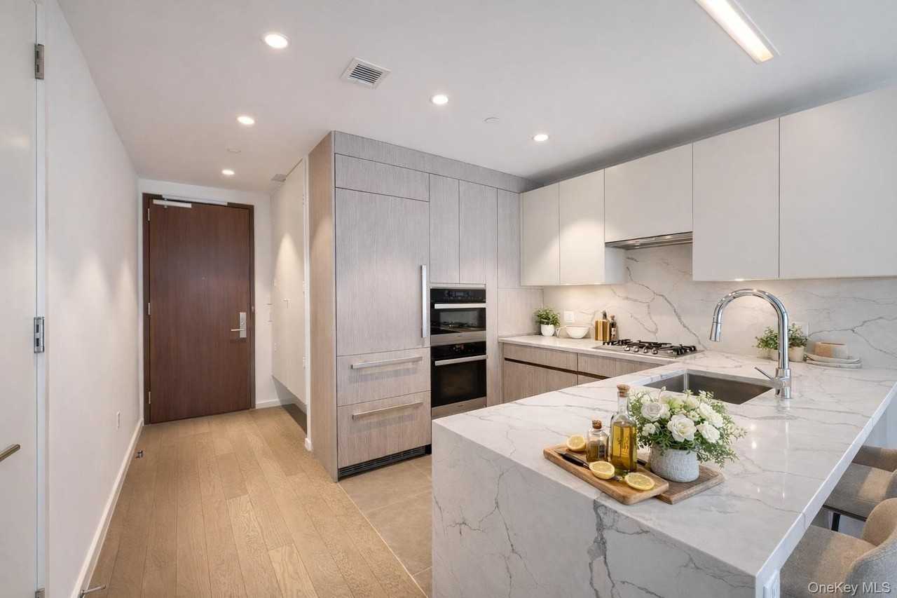 13327 39th Ave Apt 5t #5T - Photo 3 of 11