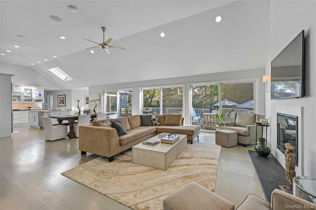 6 Bridle Path - Photo 3 of 33