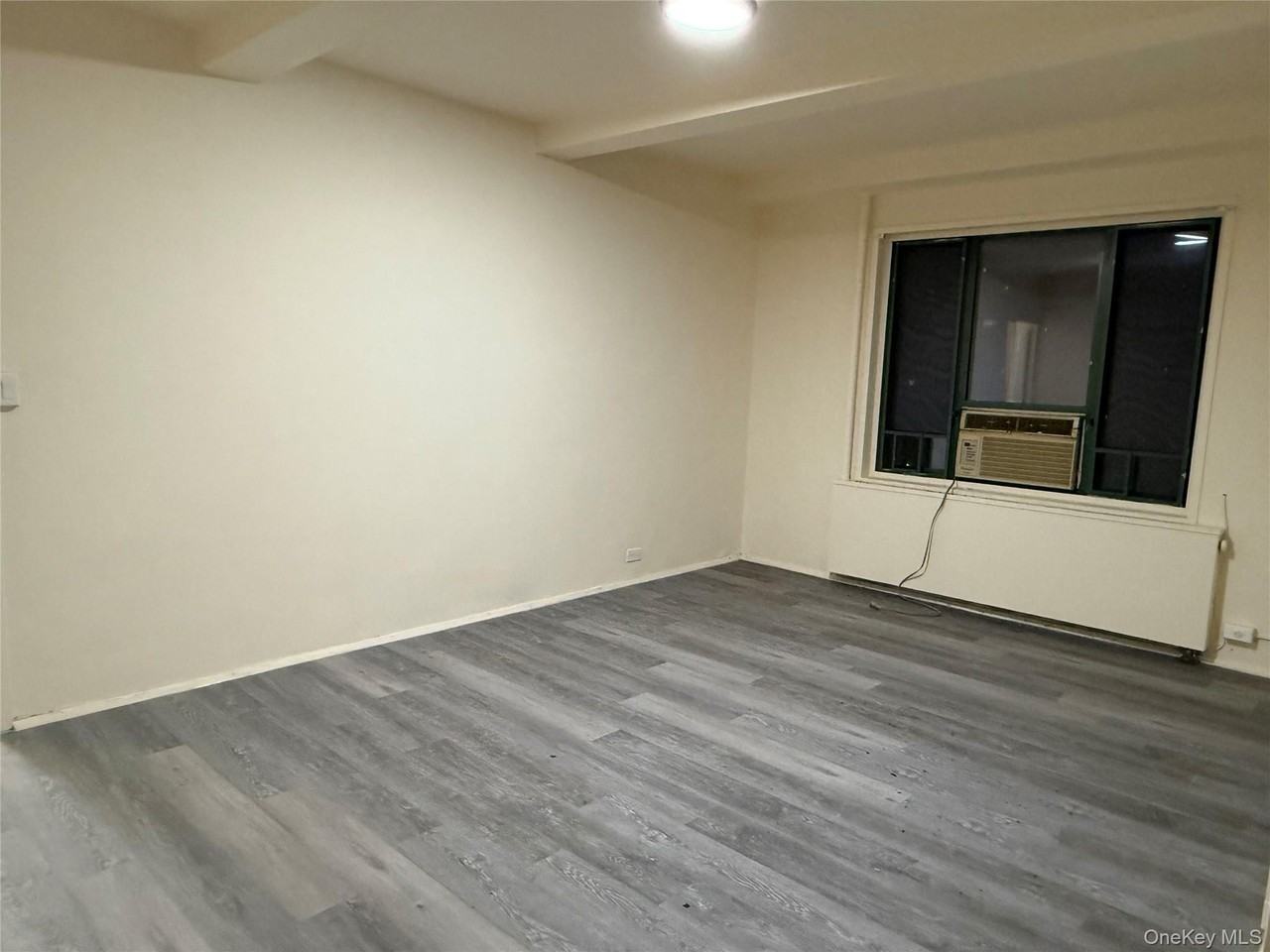 2240 E Tremont Ave Apt 4b #4B - Photo 3 of 6