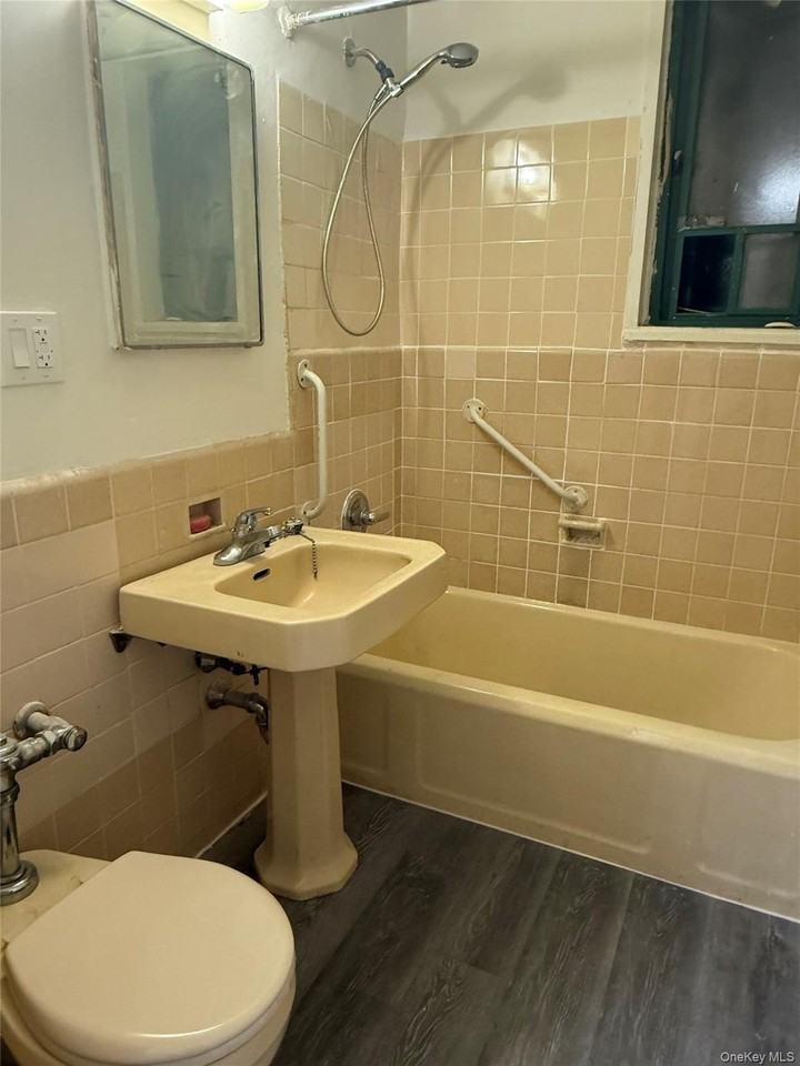 2240 E Tremont Ave Apt 4b #4B - Photo 6 of 6