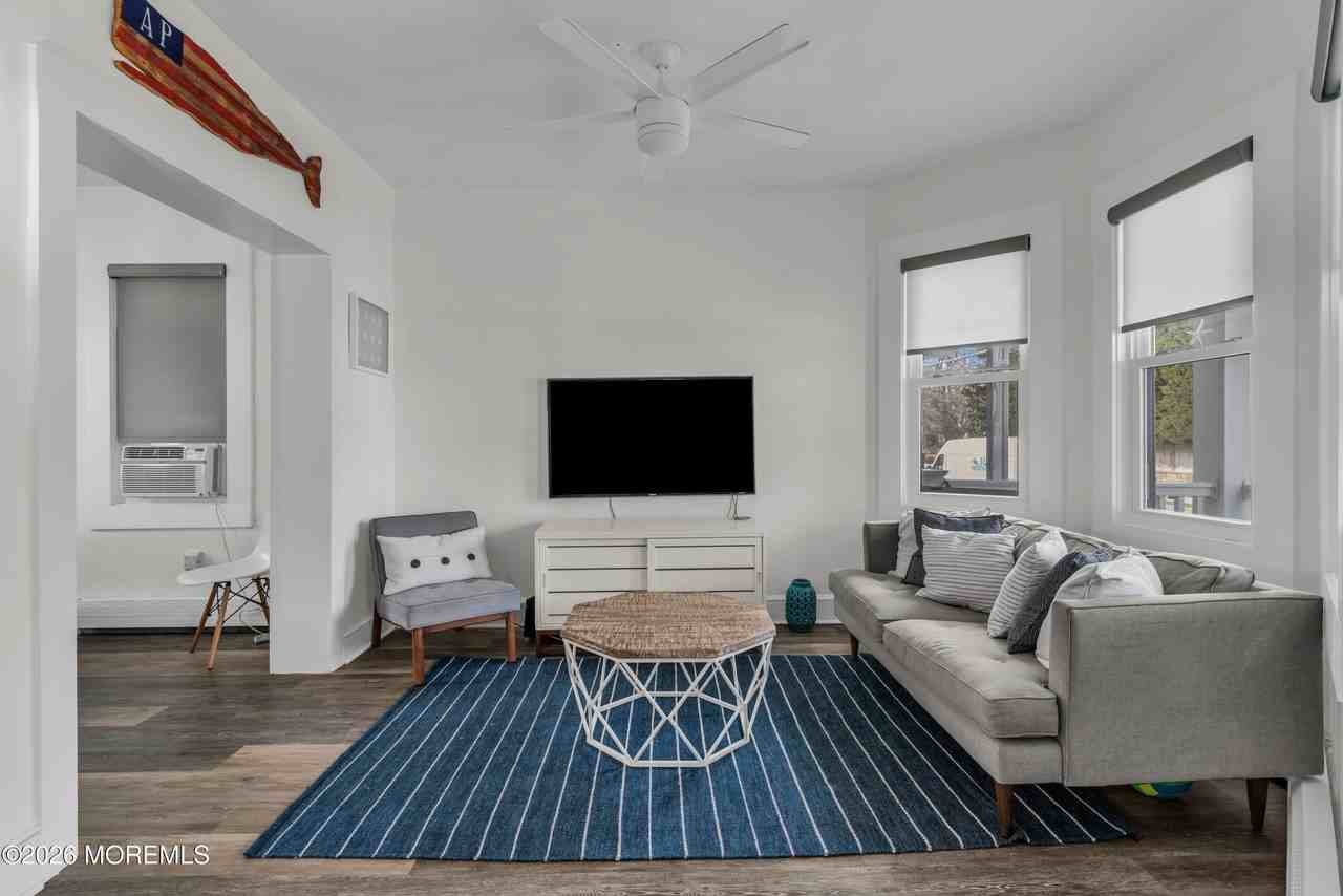 1208 Bond St - Photo 2 of 20