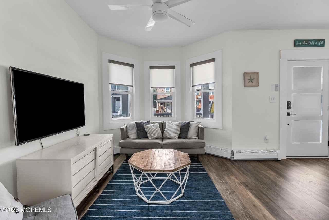 1208 Bond St - Photo 3 of 20