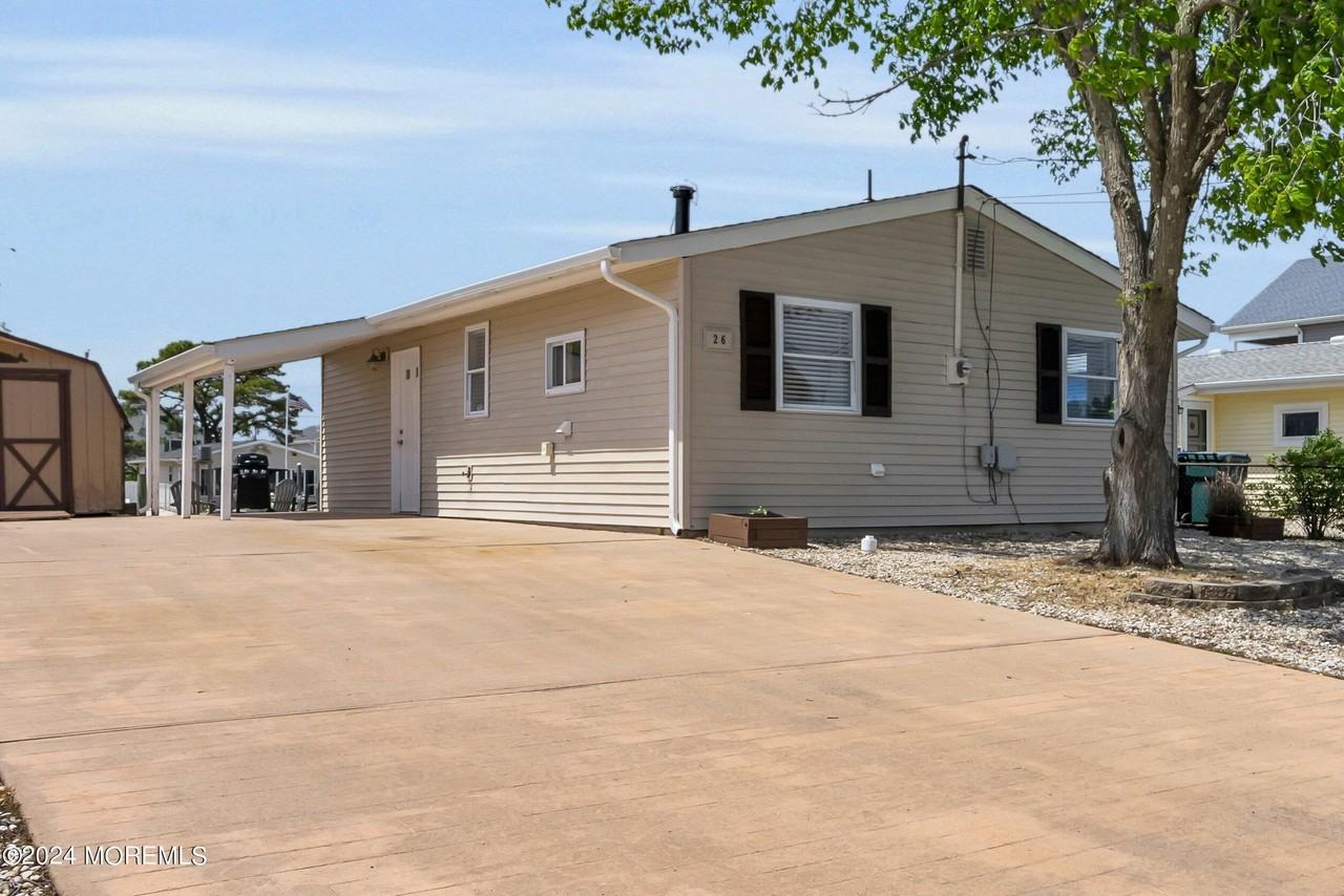 26 S Spinnaker Dr - Photo 2 of 23