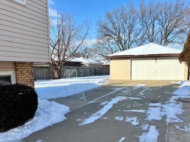 7642 W 92nd Pl - Photo 2 of 11