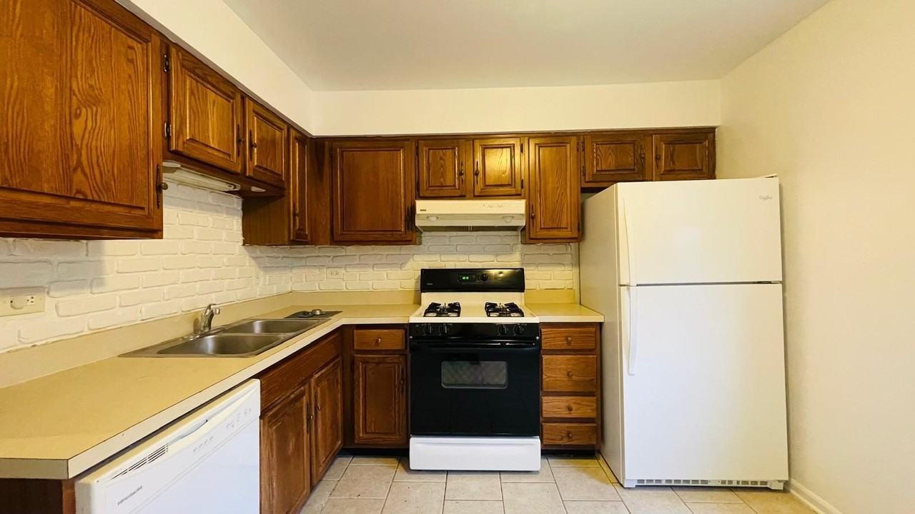 6015 Lakeside Pl Apt 303 #303 - Photo 6 of 15