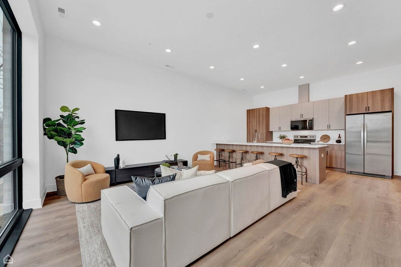 1304 S Ashland Ave Unit 400 #400 - Photo 2 of 14