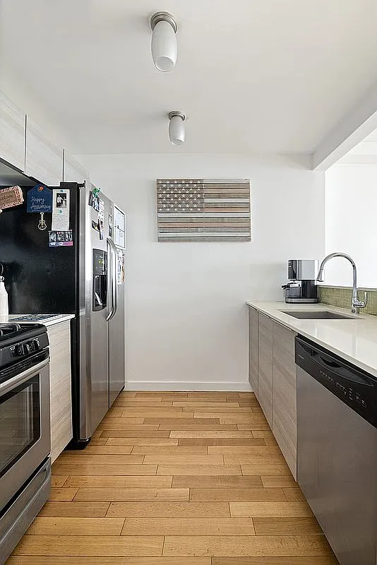 9116 Shore Front Pkwy - Photo 2 of 8