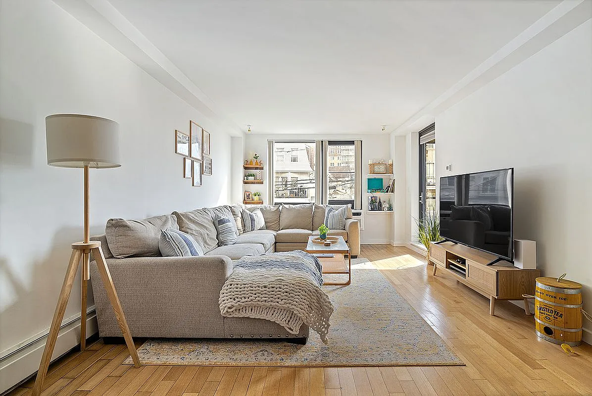 9116 Shore Front Pkwy - Photo 3 of 8