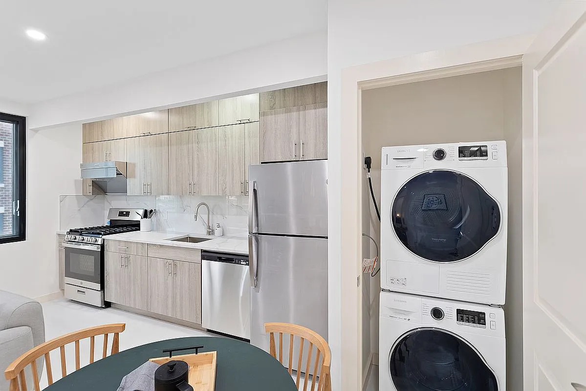 12428 Queens Blvd - Photo 4 of 24