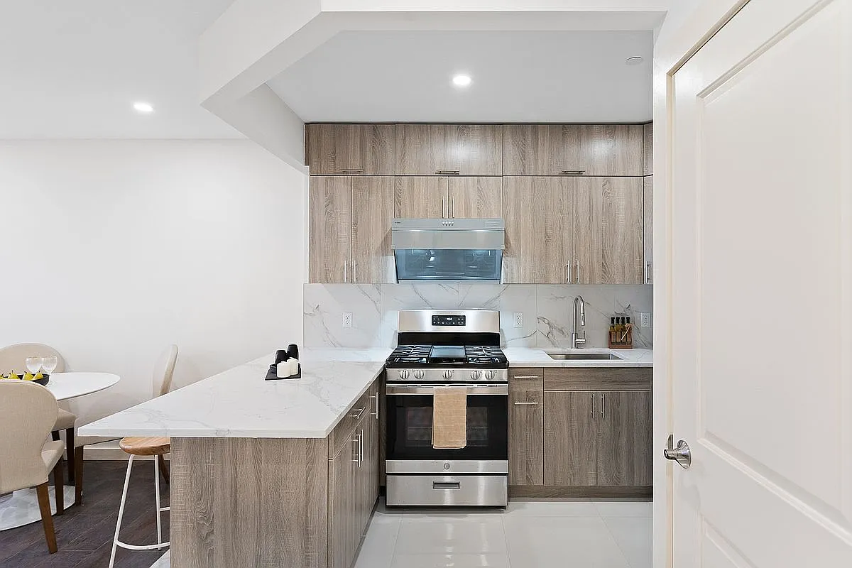 12428 Queens Blvd - Photo 6 of 24