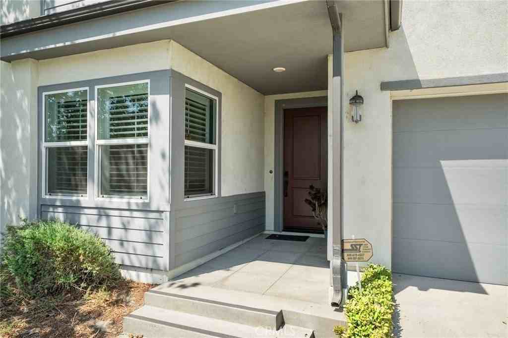 2621 E Clara Ln - Photo 2 of 34