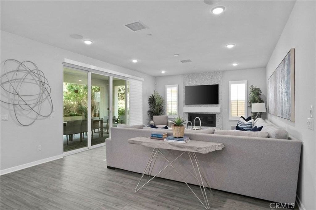 2621 E Clara Ln - Photo 4 of 34