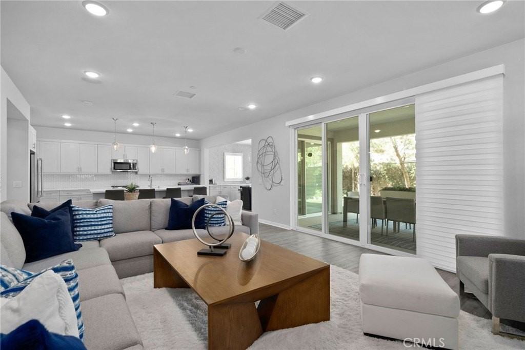 2621 E Clara Ln - Photo 6 of 34