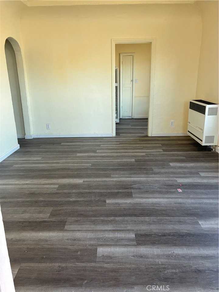 928 W 78th St - Photo 2 of 4