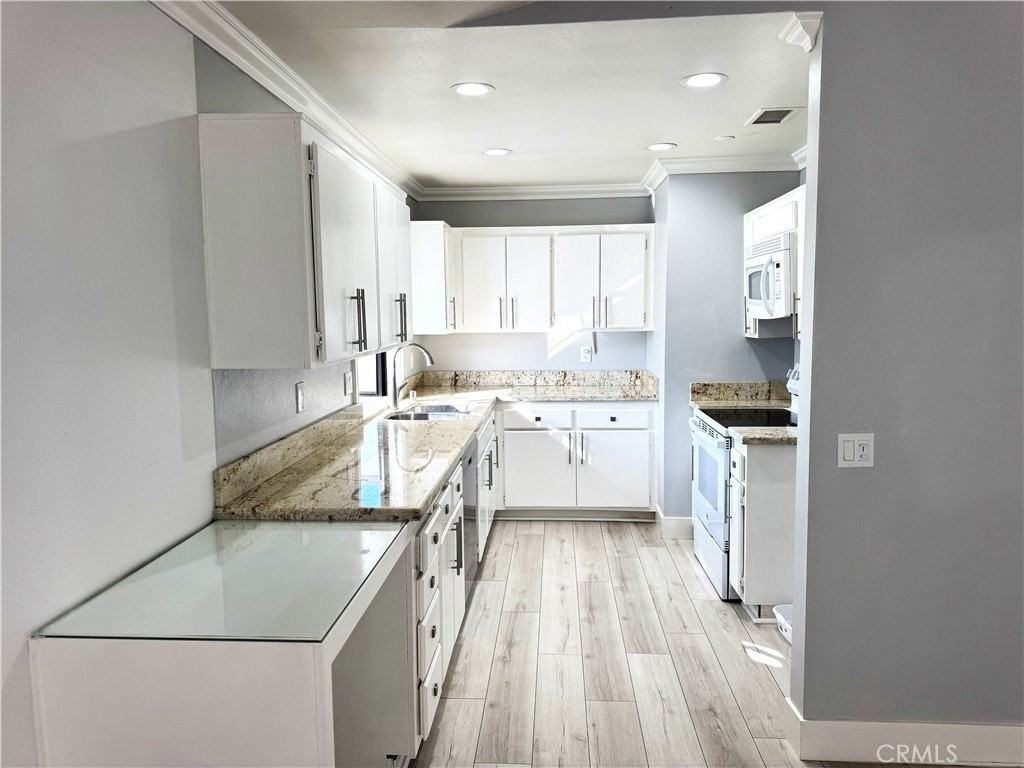 7735 Moordale Cir - Photo 4 of 17