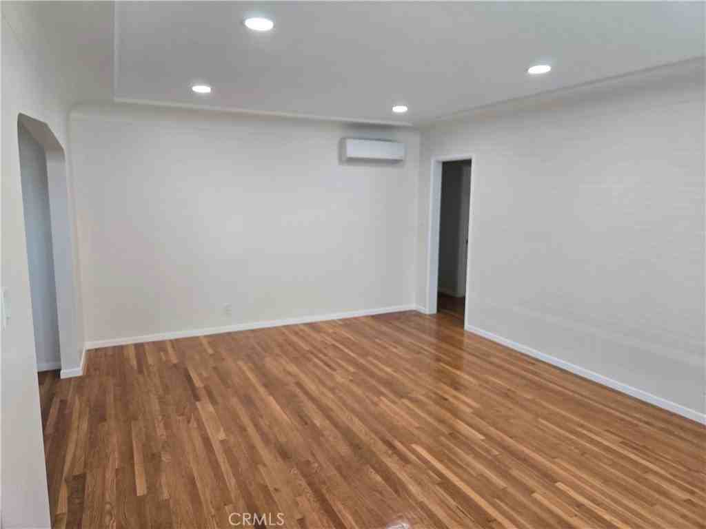 14001 Dunrobin Ave - Photo 7 of 45