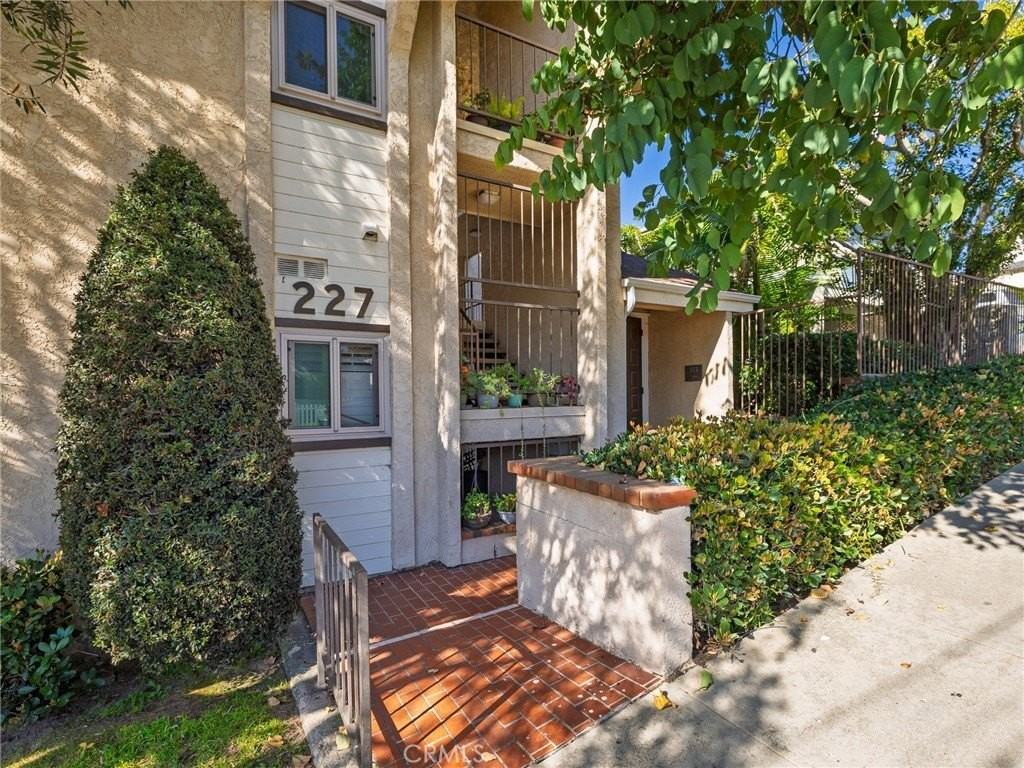 227 E Oak Ave #102 - Photo 2 of 32