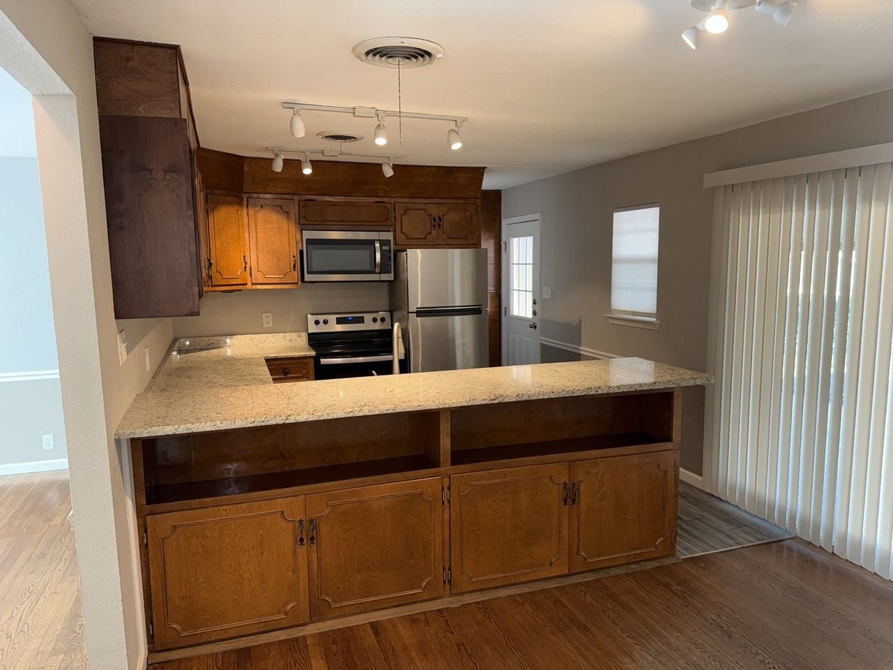 4407 Diamondhead Dr - Photo 6 of 17