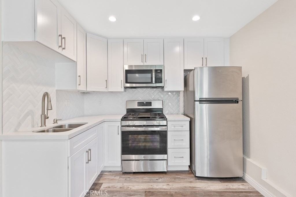 20451 Gault St - Photo 5 of 9