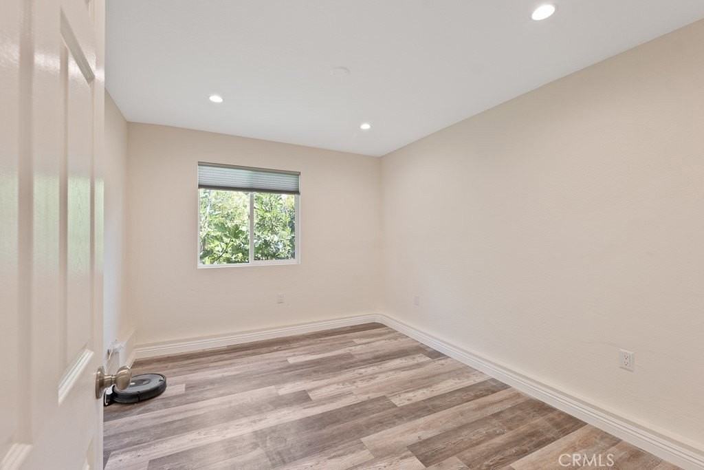 20451 Gault St - Photo 6 of 9