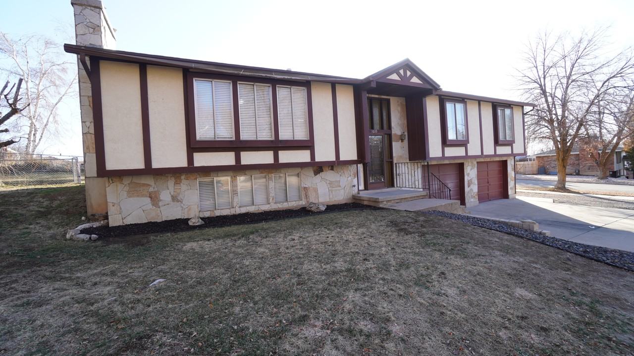 1633 Navajo Dr - Photo 2 of 36