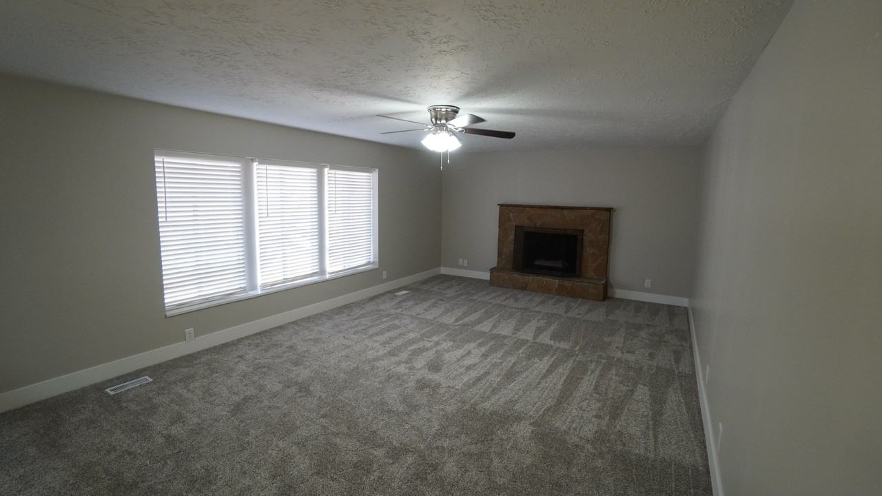 1633 Navajo Dr - Photo 4 of 36