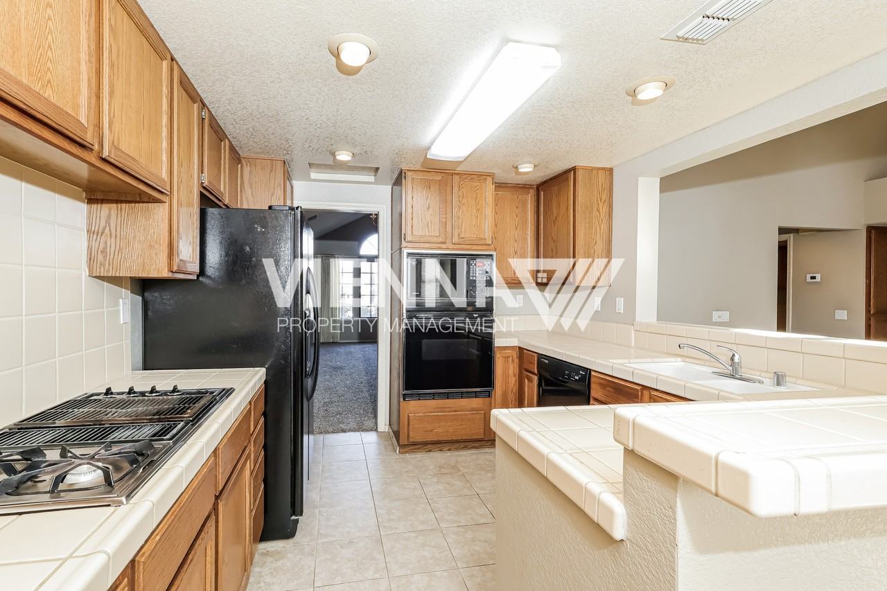 441 N Lexington Dr - Photo 5 of 20