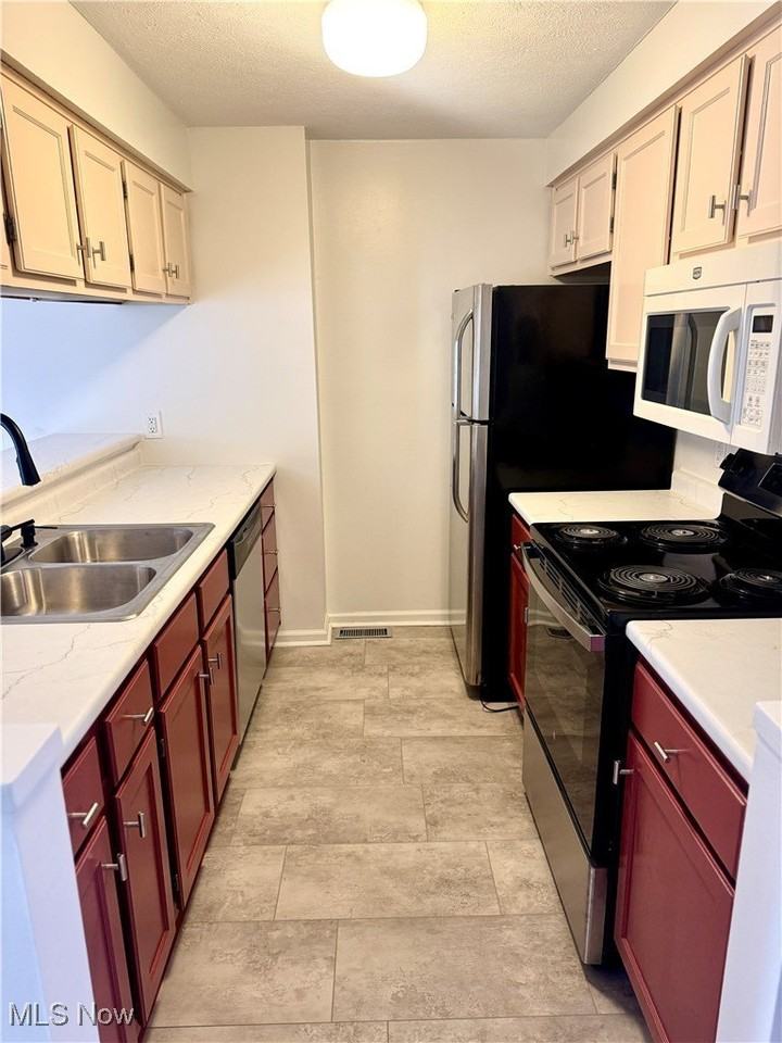 1085 Sunhaven Dr - Photo 6 of 31