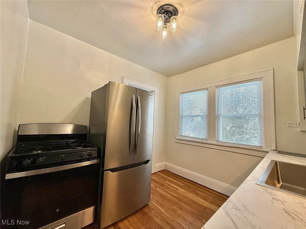 1319 Lakewood Ave - Photo 5 of 15