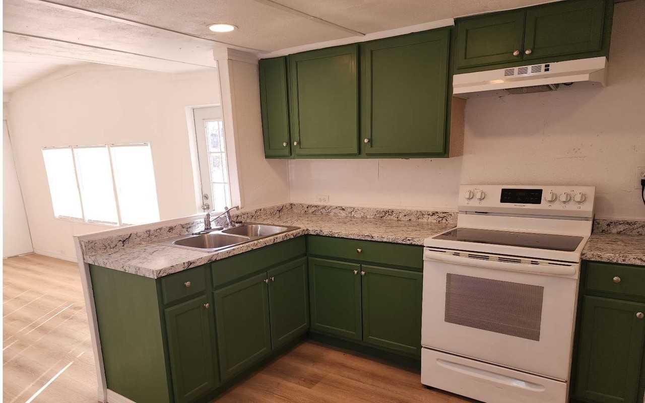 296 Nw Ridgewood Ave - Photo 2 of 10