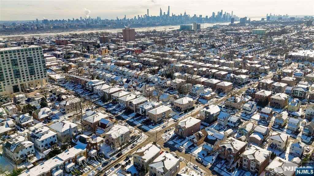 428 Lawton Ave - Photo 2 of 45